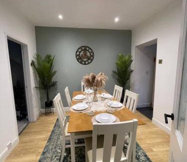 Crawcrook Apartment | Modern Spacious 5 Bed House in Newcastle