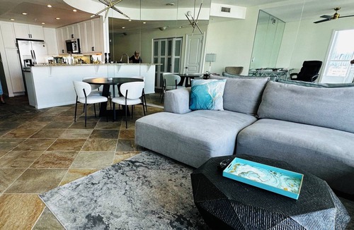 Marina District Apartment | Modern & Spacious 1 br + bonus rm 2 bthrm apartment in Marina District high rise