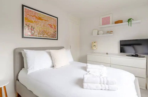 Brondesbury Park Apartment | Modern & Spacious 1BD Flat - Willesden