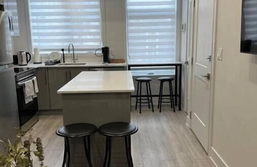 Niagara Falls House | Modern/spacious 2-story 2-bedrm townhome/rooftop patio. Near all things Niagara!
