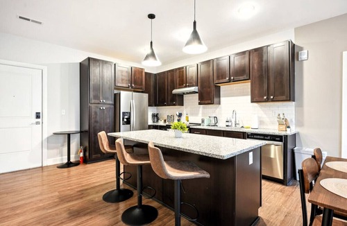 Italian Village Condo | Modern & Spacious 2Bed 2 Bath in Italian Village w Parking, Gym, Pool & Workstation