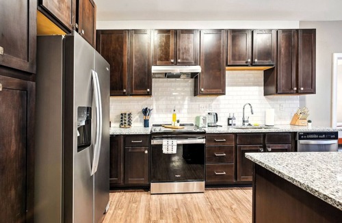 Italian Village Condo | Modern & Spacious 2Bed 2 Bath in Italian Village w Parking, Gym, Pool & Workstation