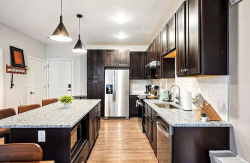 Italian Village Condo | Modern & Spacious 2Bed 2 Bath in Italian Village w Parking, Gym, Pool & Workstation