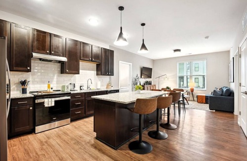 Italian Village Condo | Modern & Spacious 2Bed 2 Bath in Italian Village w Parking, Gym, Pool & Workstation