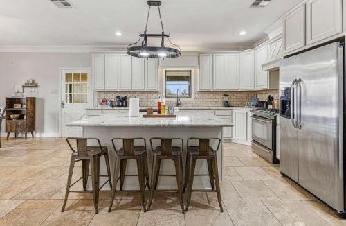 Lake Charles House | Modern Spacious 3 Bedroom Home