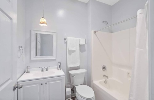 East Durham House | Modern| Spacious 3BR + 2B| 5 mins to DT Durham