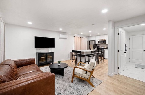 Everett House | Modern & Spacious 3BR Condo
