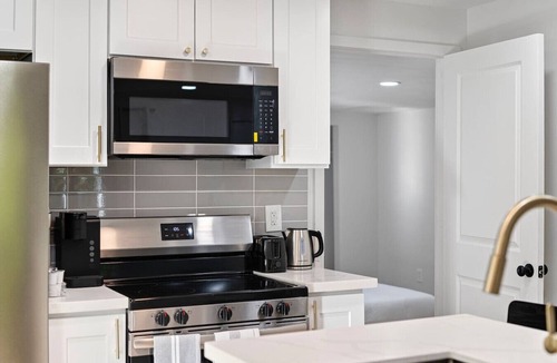 Everett House | Modern & Spacious 3BR Condo