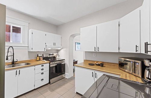 Ottawa Division Apartment | Modern & Spacious 3BR | Steps to Canal | King Bed | Parking | Dog Friendly