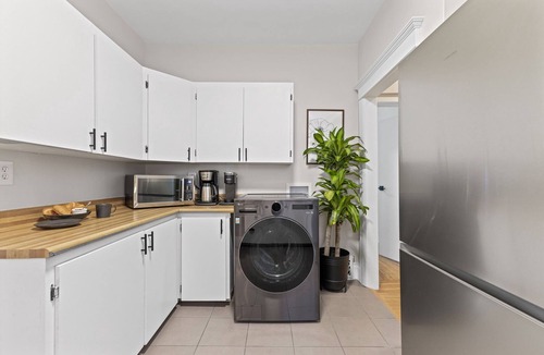 Ottawa Division Apartment | Modern & Spacious 3BR | Steps to Canal | King Bed | Parking | Dog Friendly