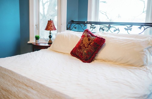 Whitewater Region Bed & Breakfast | Modern, Spacious 4-Bedroom Home with Garden & Garage