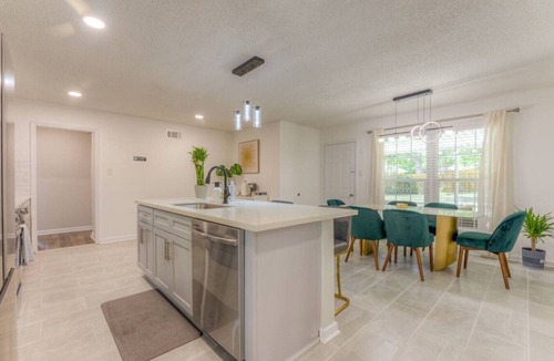 Raleigh House | Modern Spacious 4 BR Cottage