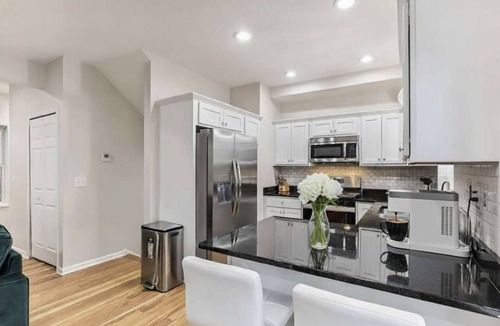 Lyn-Lake Condo | Modern Spacious 5 Bed 4 Bath Home Near Downtown