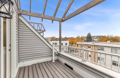 Lyn-Lake Condo | Modern Spacious 5 Bed 4 Bath Home Near Downtown