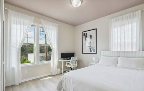 Lyn-Lake House | Modern Spacious 5 Bed 4 Bath Home Near Downtown