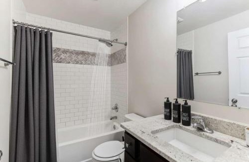 Lyn-Lake House | Modern Spacious 5 Bed 4 Bath Home Near Downtown