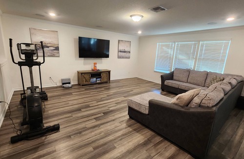 New Braunfels House | Modern Spacious 5-bedroom house with WiFi and Dual Story AC in New Braunfels
