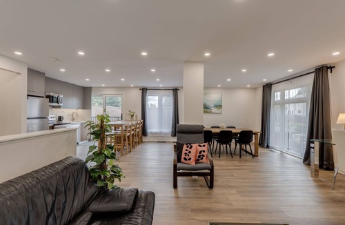 Newtonbrook House | Modern Spacious 6-Bedroom Retreat