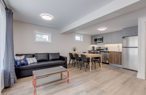 Newtonbrook House | Modern Spacious 6-Bedroom Retreat