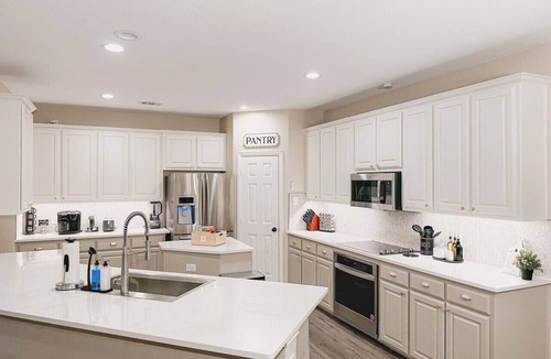 Panther Creek Estates House | Modern Spacious 7 BR Movie, Game Room & King Beds
