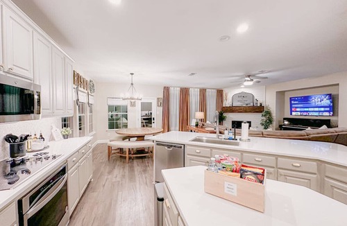 Panther Creek Estates House | Modern Spacious 7 BR Movie, Game Room & King Beds