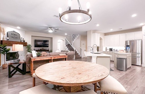 Panther Creek Estates House | Modern Spacious 7 BR Movie, Game Room & King Beds