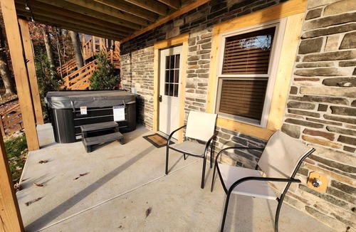 Scio Cabin | Modern Spacious Cabin with Jacuzzi and Panoramic Views in Ohio
