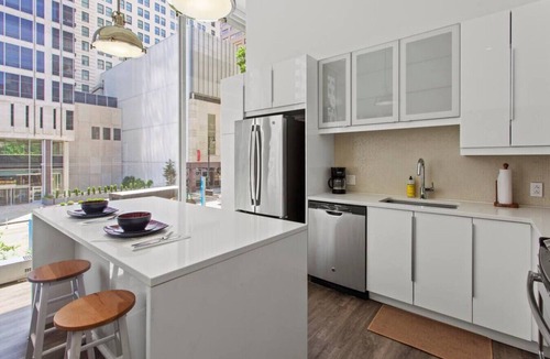 Downtown Kansas City Apartment | ☆ Modern, Spacious, Cozy Downtown KC ☆
