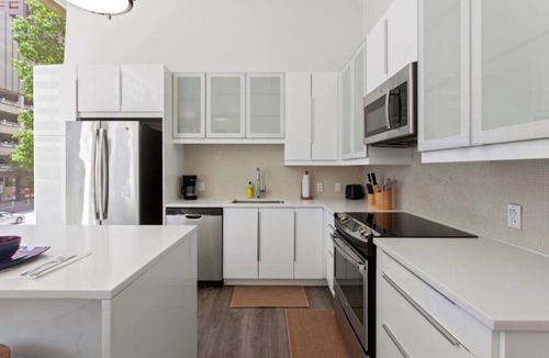Downtown Kansas City Apartment | ☆ Modern, Spacious, Cozy Downtown KC ☆