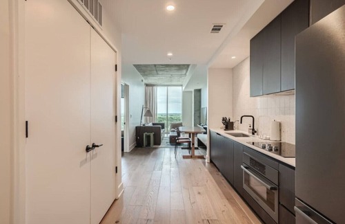Rainey Street Historic District Condo | Modern Spacious Downtown Condos * Pool * Kitchen