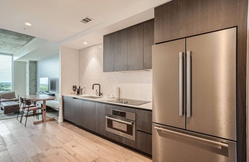 Rainey Street Historic District Condo | Modern Spacious Downtown Condos * Pool * Kitchen