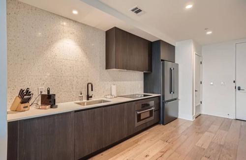 Rainey Street Historic District Condo | Modern Spacious Downtown Condos * Pool * Kitchen