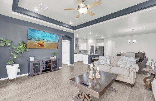 Biggs Field House | Modern Spacious Family Retreat- Comfort & Style Await
