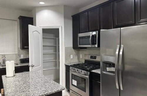 Conroe House | Modern/Spacious Haven in the Heart of Conroe - Entire Home