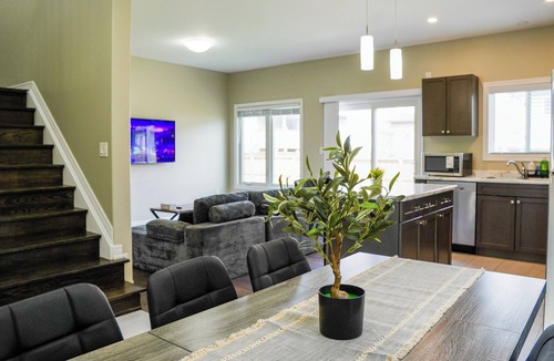 Thorold House | Modern Spacious Home Near Niagara Falls | Free Parking + Fast WiFi