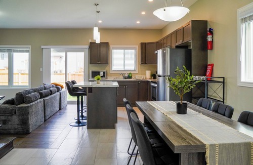 Thorold House | Modern Spacious Home Near Niagara Falls | Free Parking + Fast WiFi