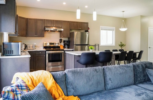 Thorold House | Modern Spacious Home Near Niagara Falls | Free Parking + Fast WiFi