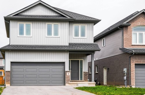 Thorold House | Modern Spacious Home Near Niagara Falls | Free Parking + Fast WiFi