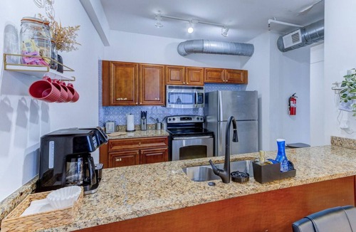 Downtown Memphis Apartment | Modern Spacious Loft in Downtown w/free parking