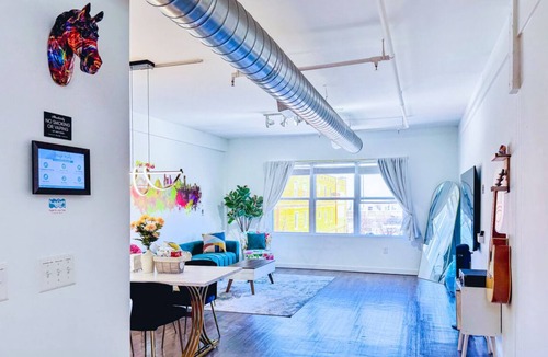 Downtown Memphis Apartment | Modern Spacious Loft in Downtown w/free parking