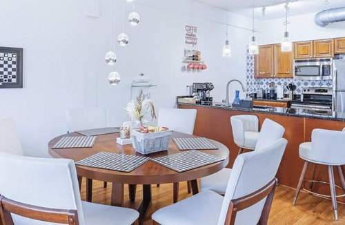 Downtown Memphis Apartment | Modern Spacious Loft in Downtown w/free parking