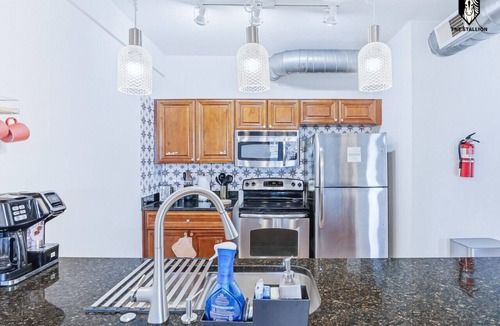 Downtown Memphis Apartment | Modern Spacious Loft in Downtown w/free parking