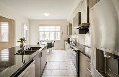 Richmond Hill Apartment | Modern Spacious Luxury detached-House new in RH