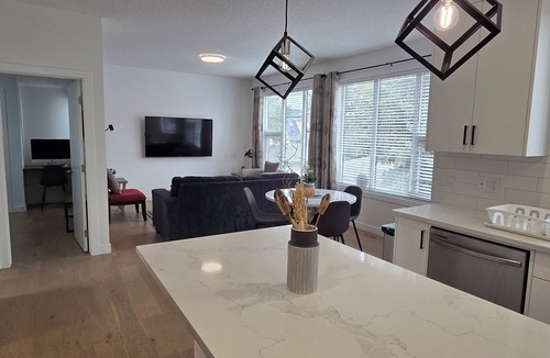 Tuxedo Park Apartment | Modern Spacious Private Carriage House w/Free Parking