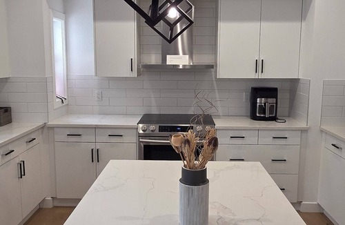 Tuxedo Park Apartment | Modern Spacious Private Carriage House w/Free Parking