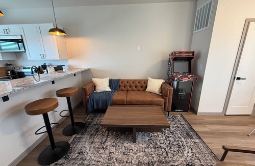 Rawlins Apartment | Modern Spacious Rawlins Apartment w/Mortal Combat Video Game Console, #3A