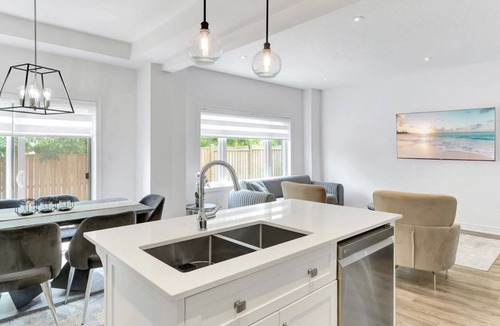 Stoney Creek House | Modern & Spacious Retreat