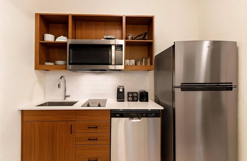 Newnan Hotel | Modern & Spacious Stay in Central Location | Kitchen, Gym Access | Free Parking!
