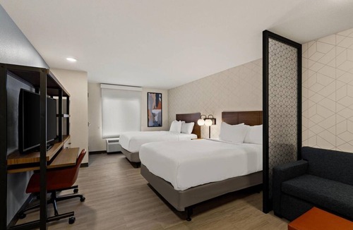 Newnan Hotel | Modern & Spacious Stay in Central Location | Kitchen, Gym Access | Free Parking!