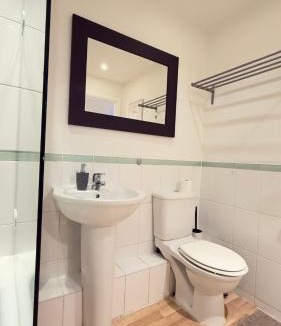 East Acton Apartment | Modern spacious Studio opposite station II